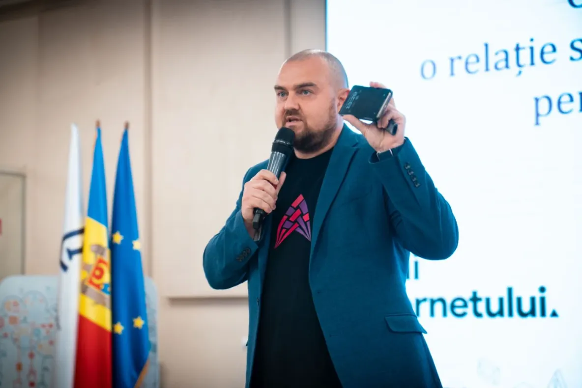 Siguranța copiilor online începe cu o conversație: trei întrebări pentru părinți