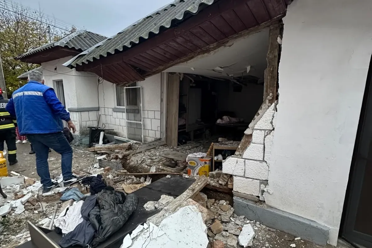 Explozie puternică în Prahova! O casă a fost distrusă pe jumătate, iar un bărbat a fost rănit