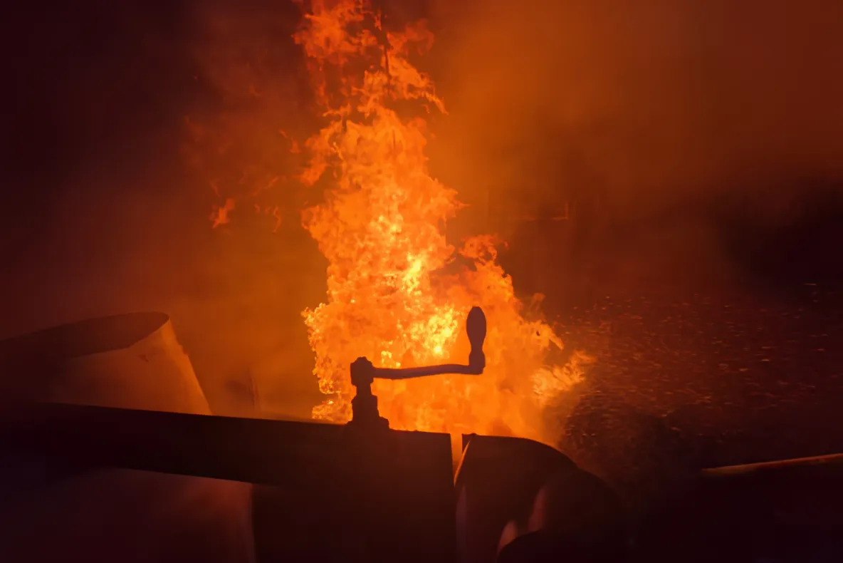 Incendiu violent într-o gospodărie din Bihor. Acoperișul unei magazii și mai multe bunuri au ars