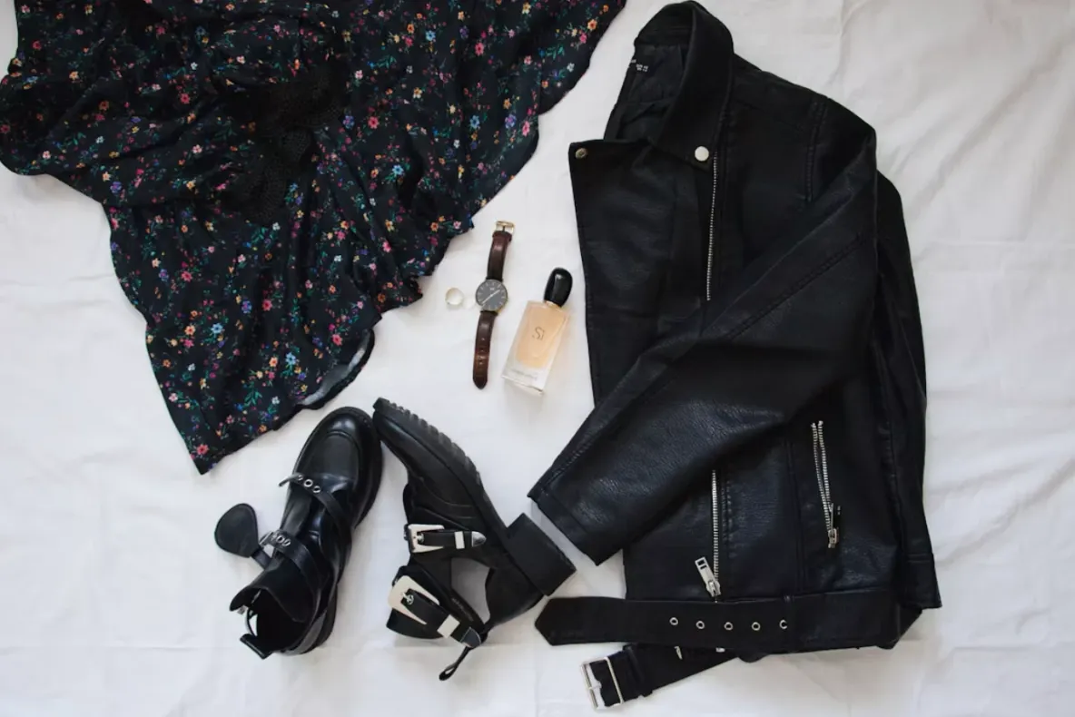 Denim închis, tonuri de ciocolatiu și ghete statement: rețeta unui look autumn chic