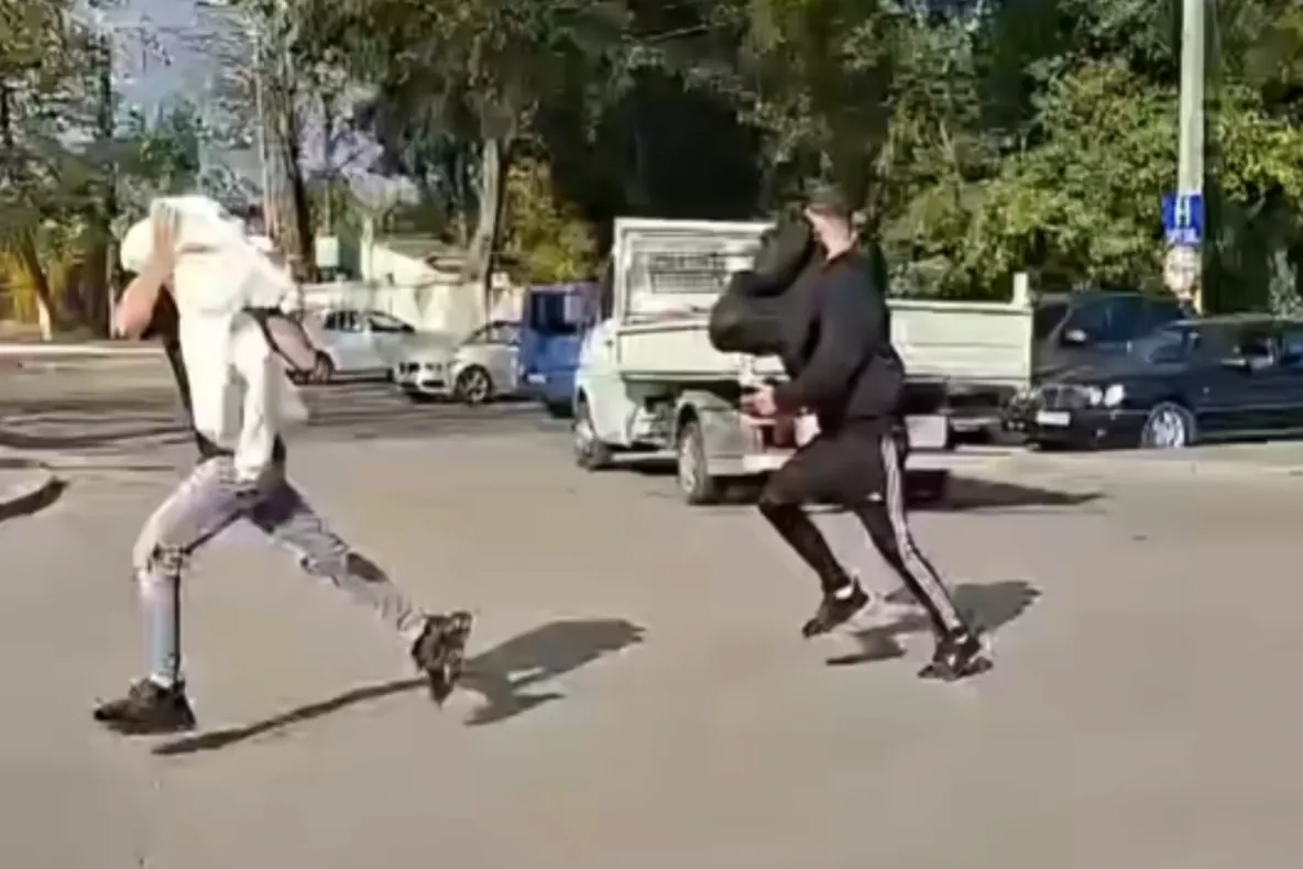 Momentul în care doi tineri o rup la fugă după ce au intrat cu mașina în gardul Spitalului de Psihiatrie din Constanța și l-au distrus