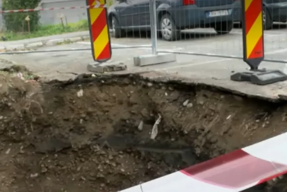 Bătrână, în stare gravă la spital după ce a căzut într-o groapă de aproape doi metri. Gardurile au fost montate abia după incident