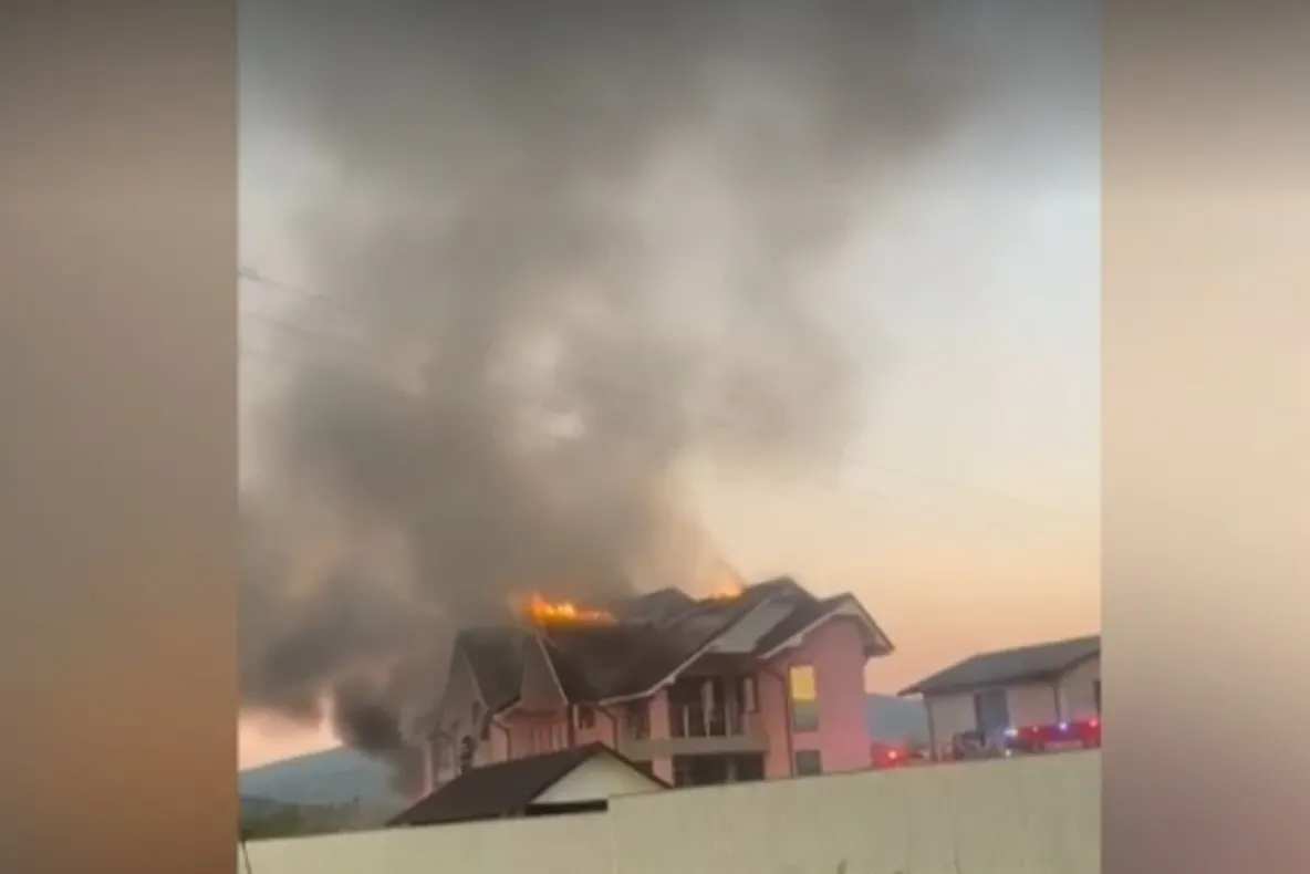 Incendiu cumplit în Bacău. O familie a rămas pe drumuri în doar 10 minute
