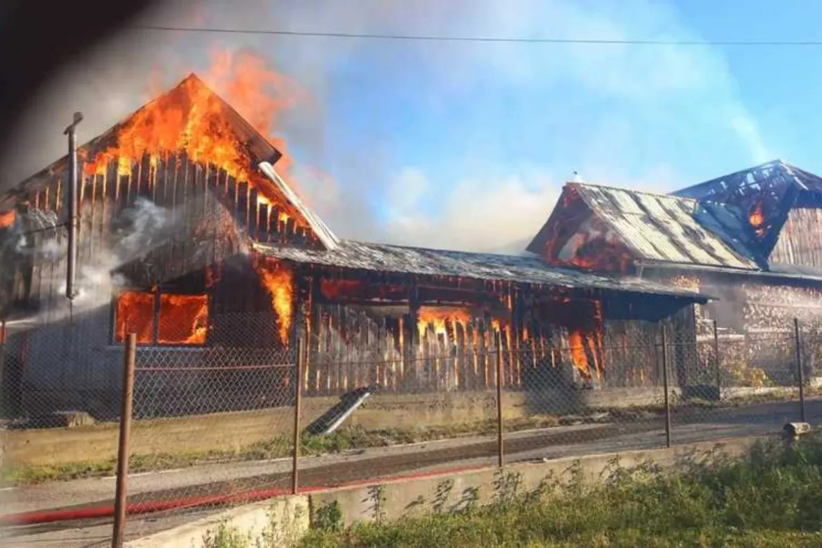 Incendiu puternic în județul Bistrița-Năsăud. Trei anexe gospodărești, cuprinse de flăcări. Pericol pentru o locuință din apropiere