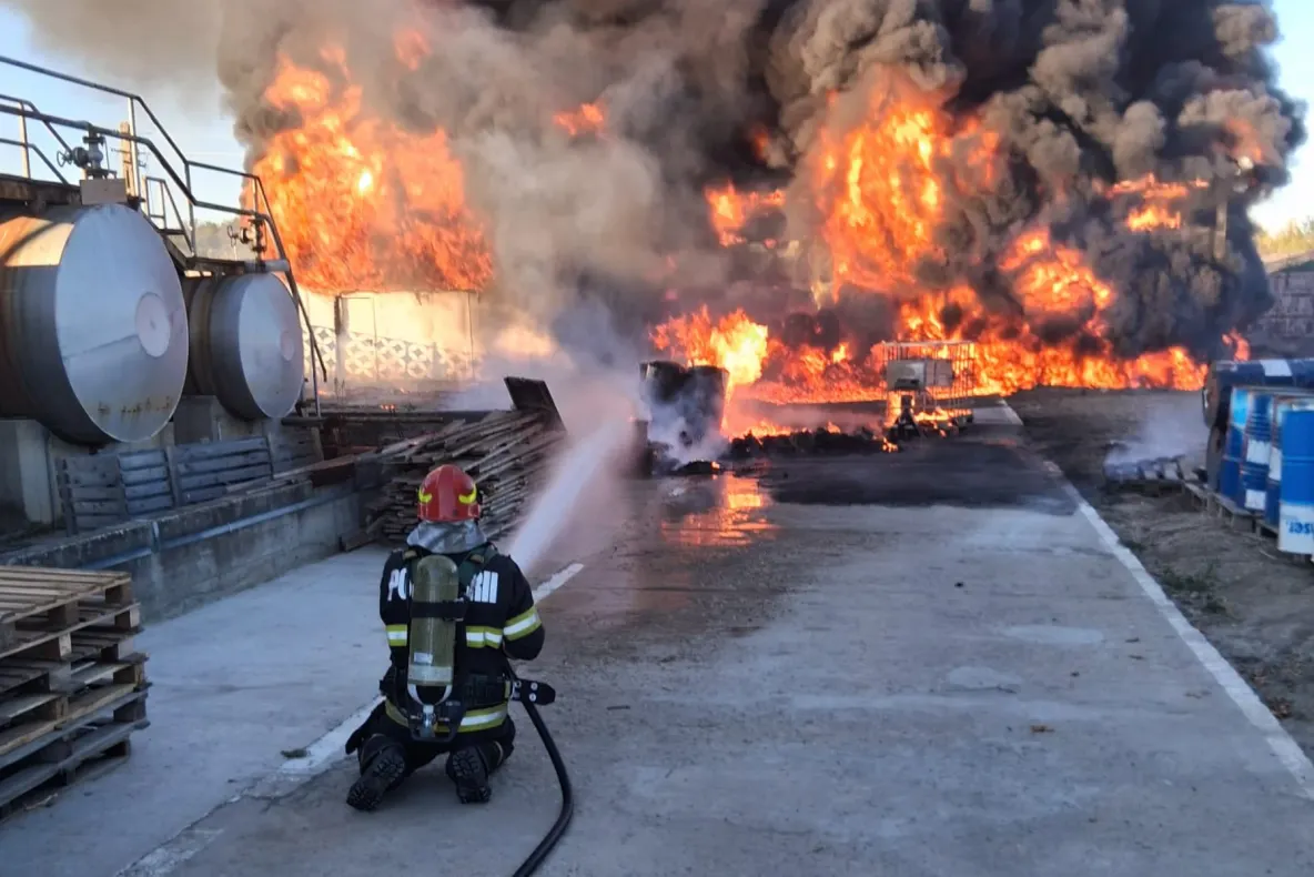 Incendiu puternic la o hală din Vâlcea, cu vopsele și diluanți. Au fost emise două mesaje RO-ALERT