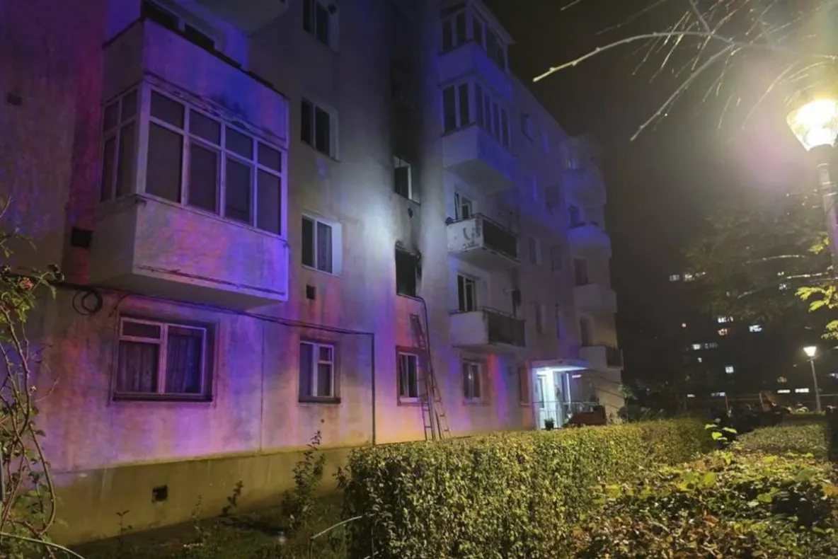 Incendiu puternic într-un bloc din Mediaș! 45 de persoane au fost evacuate