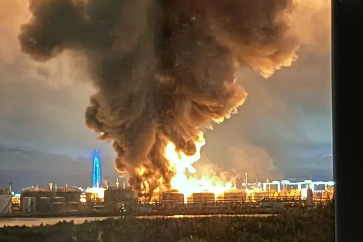 Incendiu masiv la terminalul petrolier din Sankt Petersburg, după un atac cu drone. Explozii și pene de curent