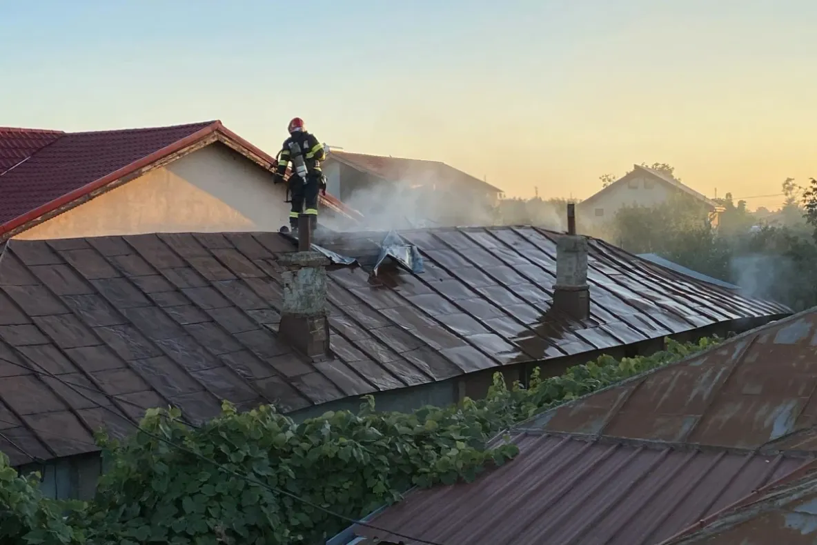 Incendiu puternic în Giurgiu. Casa unui bătrân de 81 de ani a fost distrusă de flăcări