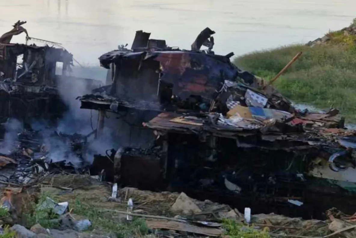 Incendiu violent pe o navă dezafectată de pe malul Dunării. Pompierii au găsit 10 tuburi cu acetilenă și două butelii în apropierea flăcărilor