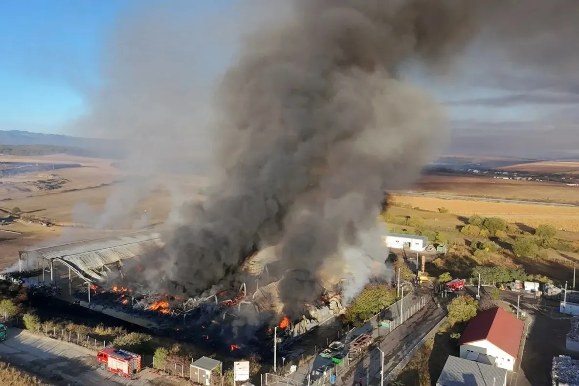 Risc de poluare în Sibiu după incendiul de la stația de sortare a deșeurilor din Rusciori. Calitatea aerului, monitorizată