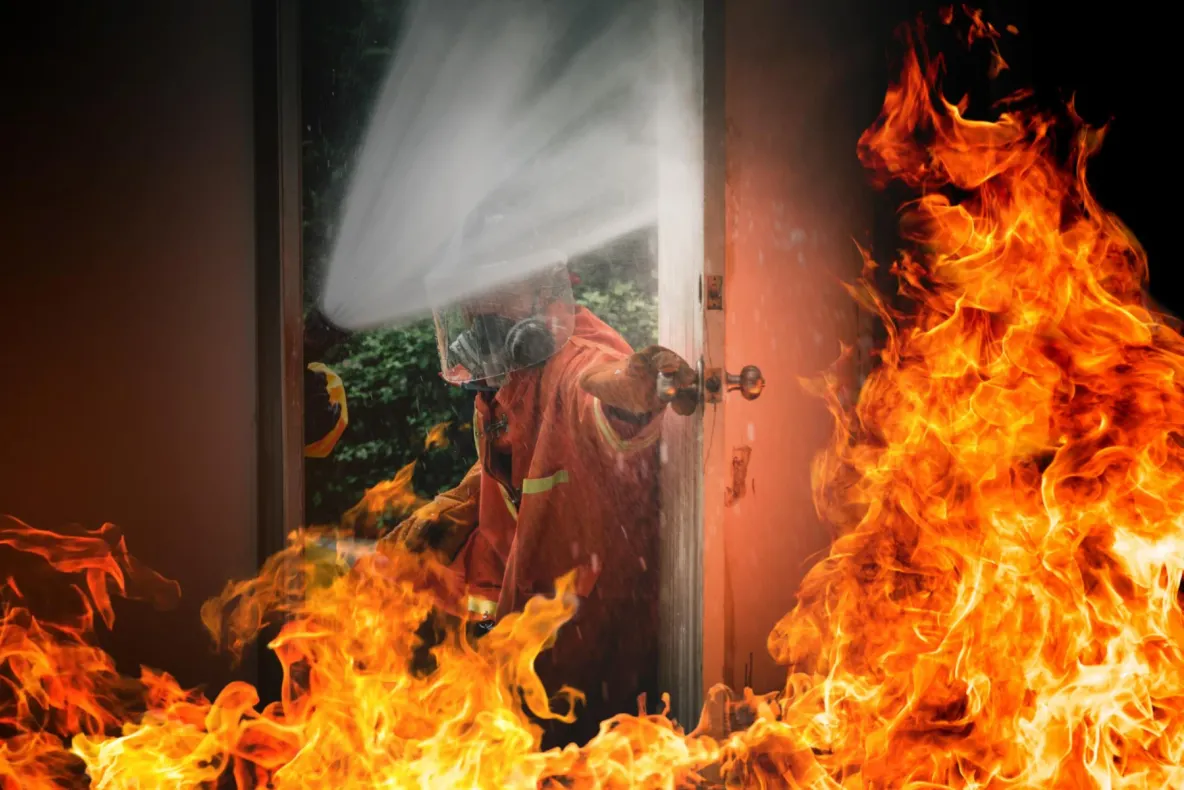 Incendiu puternic la Spitalul de Pneumoftiziologie din Brașov. O pacientă a fost găsită carbonizată într-un salon de la etajul 1