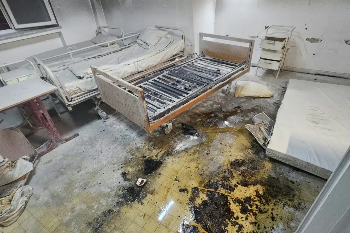 Incendiu la Spitalul Județean Reșița: 16 pacienți evacuați și o persoană rănită