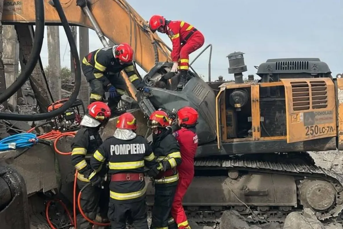 Un om a murit după ce o grindă de beton s-a prăbușit peste excavatorul în care se afla