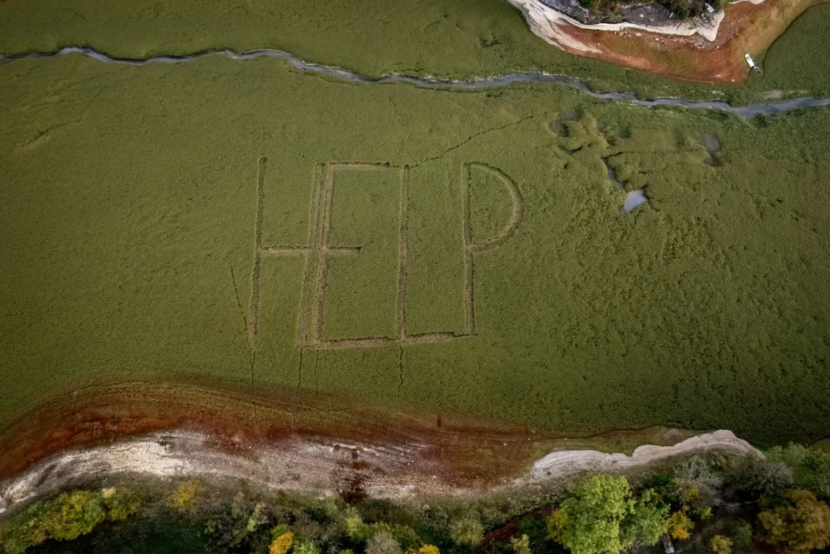 Mesaje  uriașe cu „AJUTOR” au apărut pe fundul unui lac aproape dispărut de la granița Franței cu Elveția