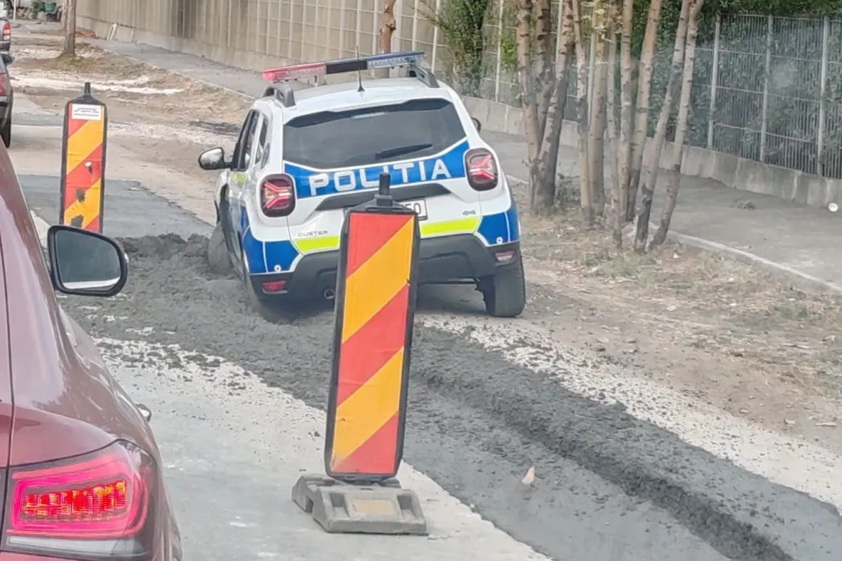 Mașină de poliție, blocată în betonul proaspăt turnat la Brașov. Echipajul se grăbea la un accident mortal