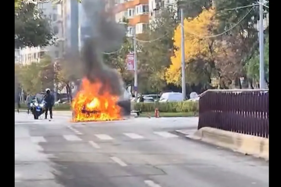 Mașină în flăcări pe Calea Vitan, în București! O persoană a suferit un atac de panică. Traficul a fost restricționat - VIDEO