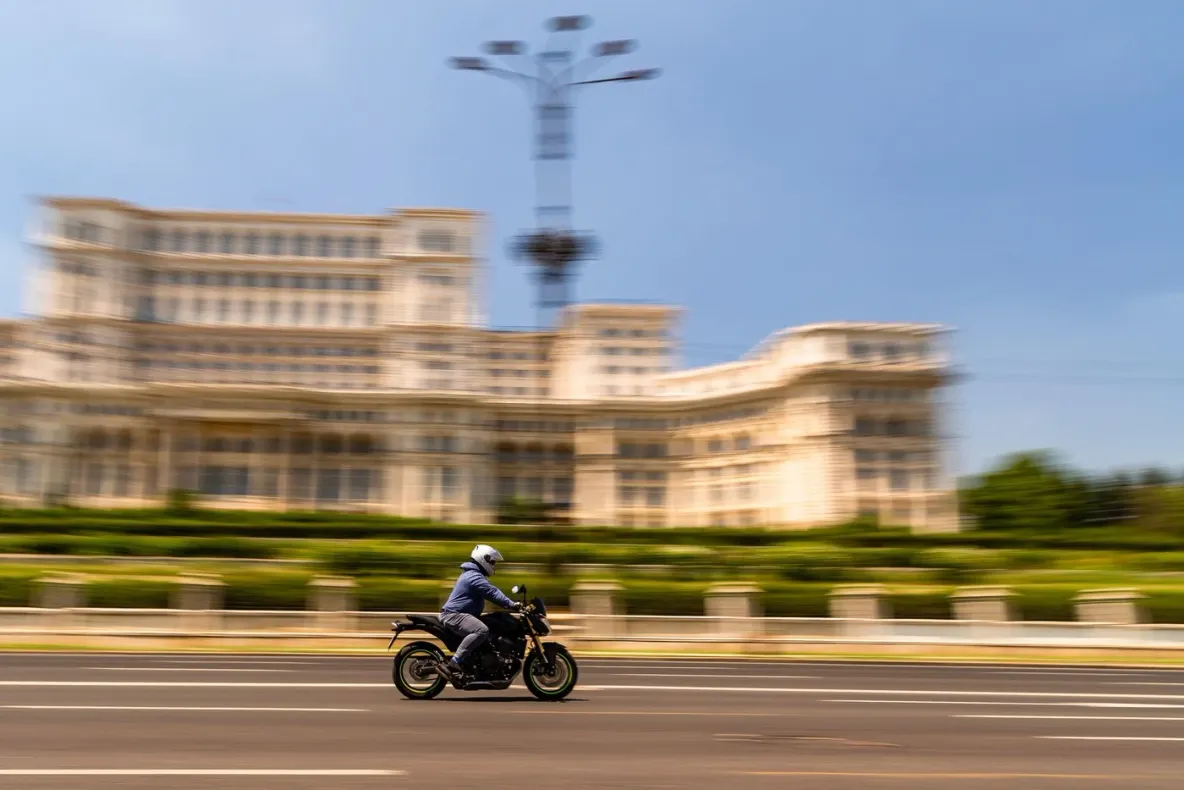 Motocicletele și mopedele vor putea circula pe benzile dedicate transportului public. Ce prevede proiectul adoptat de Camera Deputaților