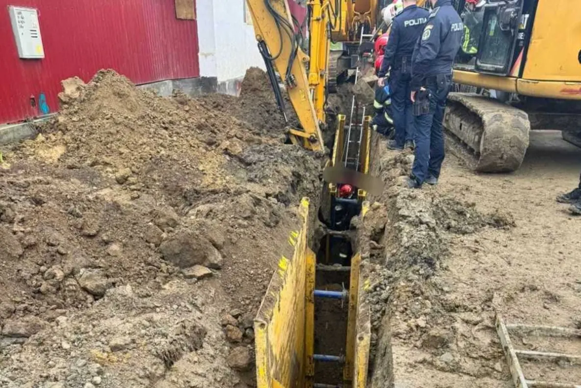 Muncitor prins sub un mal de pământ, în Bistrița-Năsăud. A fost scos după patru ore de intervenție: avea un picior strivit