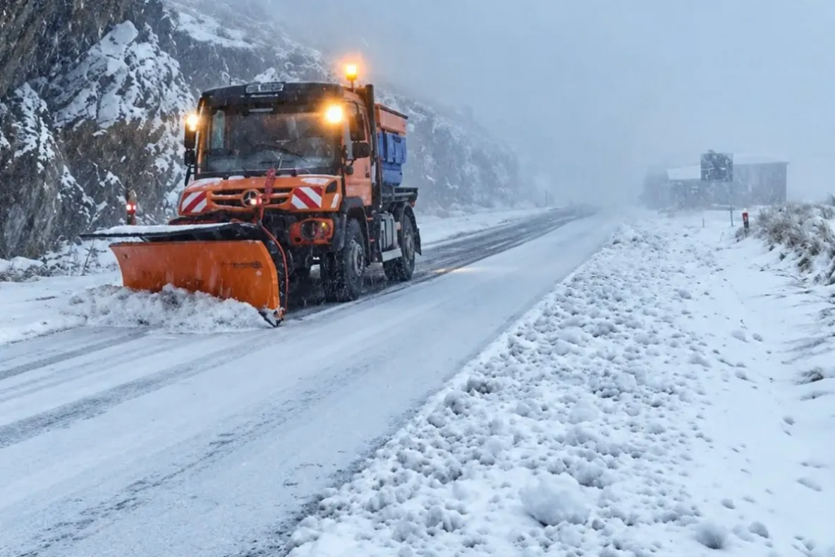 Ninsoare pe Transfăgărășan. Drumarii intervin cu utilaje de deszăpejire, iar vizibilitatea e redusă: sfaturi pentru șoferi VIDEO