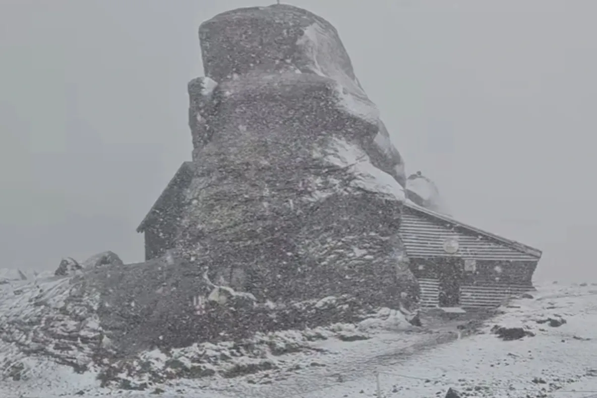 Ninge la Vârful Omu. Imagini spectaculoase după răcirea bruscă a vremii în România -VIDEO