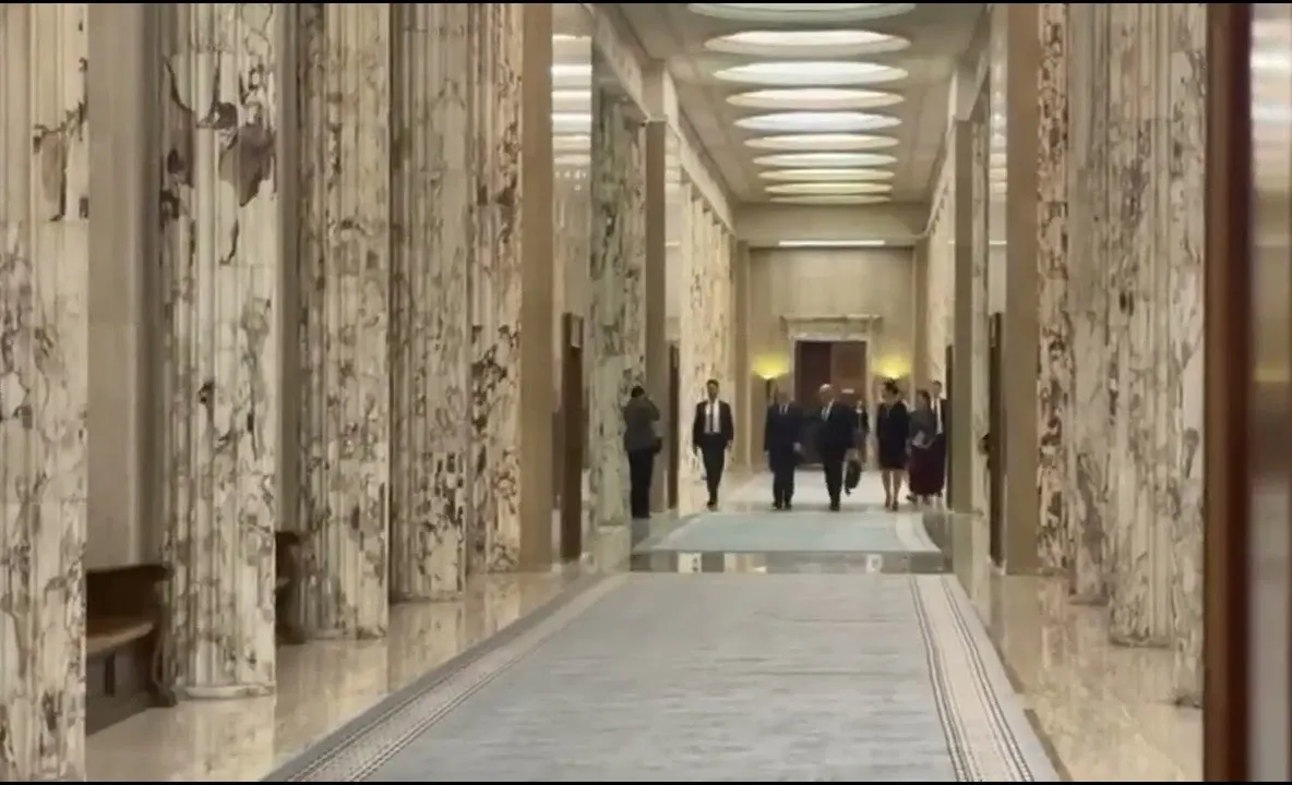 Bolojan i-a predat ștafeta lui Niculescu. Fostul premier a plecat din biroul de la Palatul Victoria alături de Ioana Ene Dogioiu - VIDEO