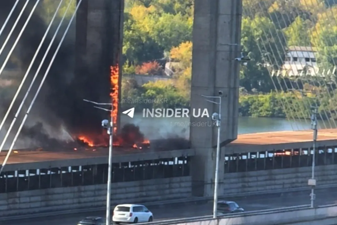 Pod important din Kiev, lovit de două drone rusești. Transportul în comun și metroul, suspendate VIDEO
