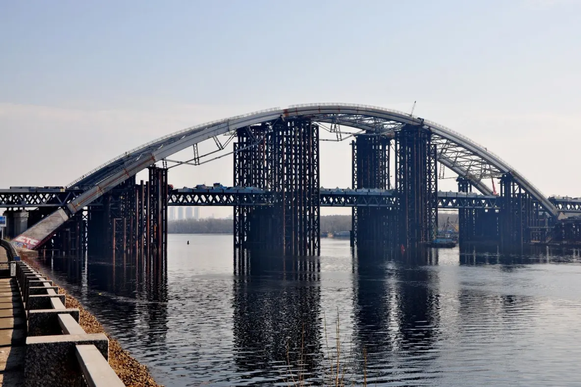 Rusia a lovit pentru a treia zi la rând un pod-cheie din Kiev. Atacurile asupra infrastructurii capitalei se intensifică