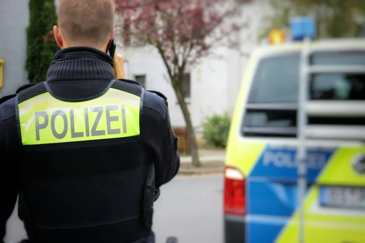 Român suspectat de triplu omor în Germania. Trei tineri au murit după ce scara blocului a luat foc