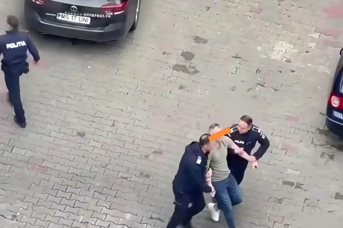 Polițist din Suceava, încătușat de colegi și internat la Psihiatrie după un scandal în stradă. Bărbatul voia să își vadă copiii