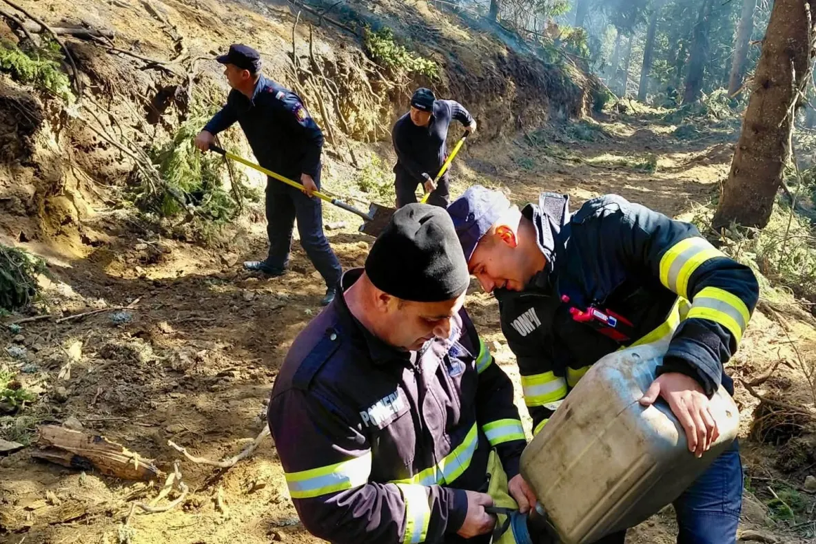 Incendiul de pădure de pe muntele Drăghina, localizat: 8.000 mp afectați. Precizările ISU legate de intervenția dificilă