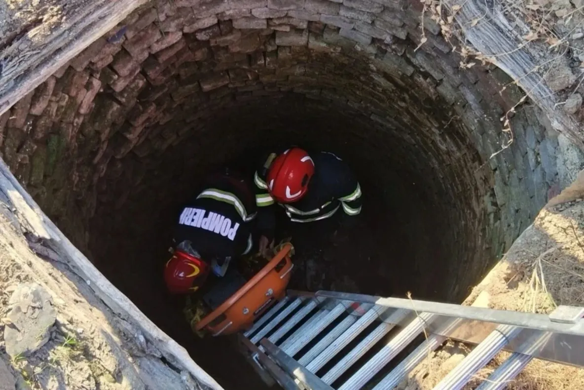Incident grav în Reșița. Băiat de 14 ani, prins sub pământ într-o fântână adâncă de patru metri