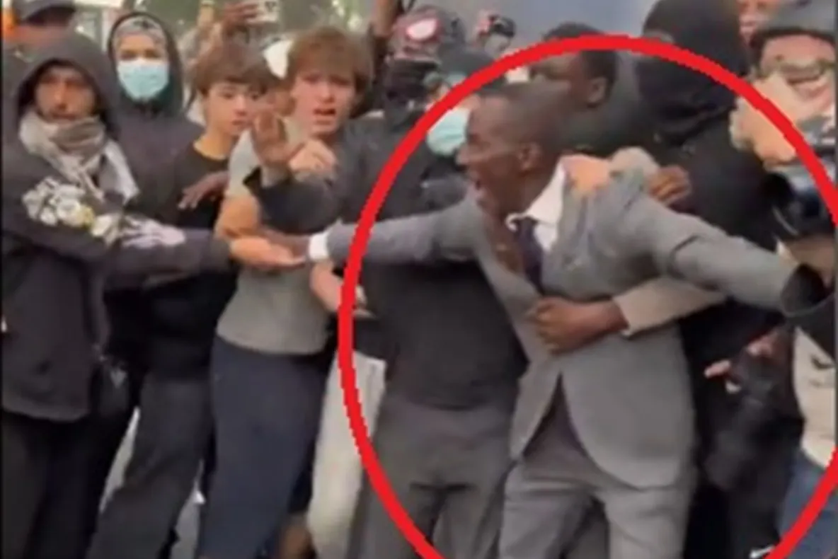 Scene tensionate în Franța. Primarul din Saint-Denis, prins între polițiști și elevii protestatari. Imaginile au devenit virale