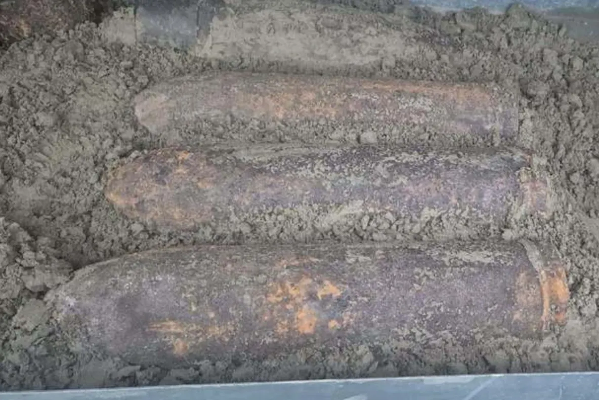 Proiectile explozive, descoperite pe șantierul Autostrăzii A8 din Iași. Recomandările ISU