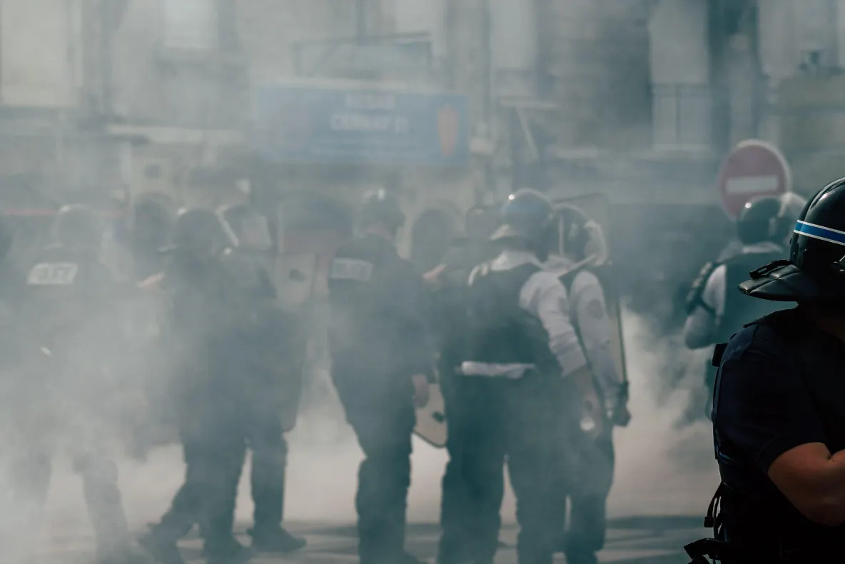 Haos în Franța după proteste violente. Poliția recunoaște că a „pierdut controlul”