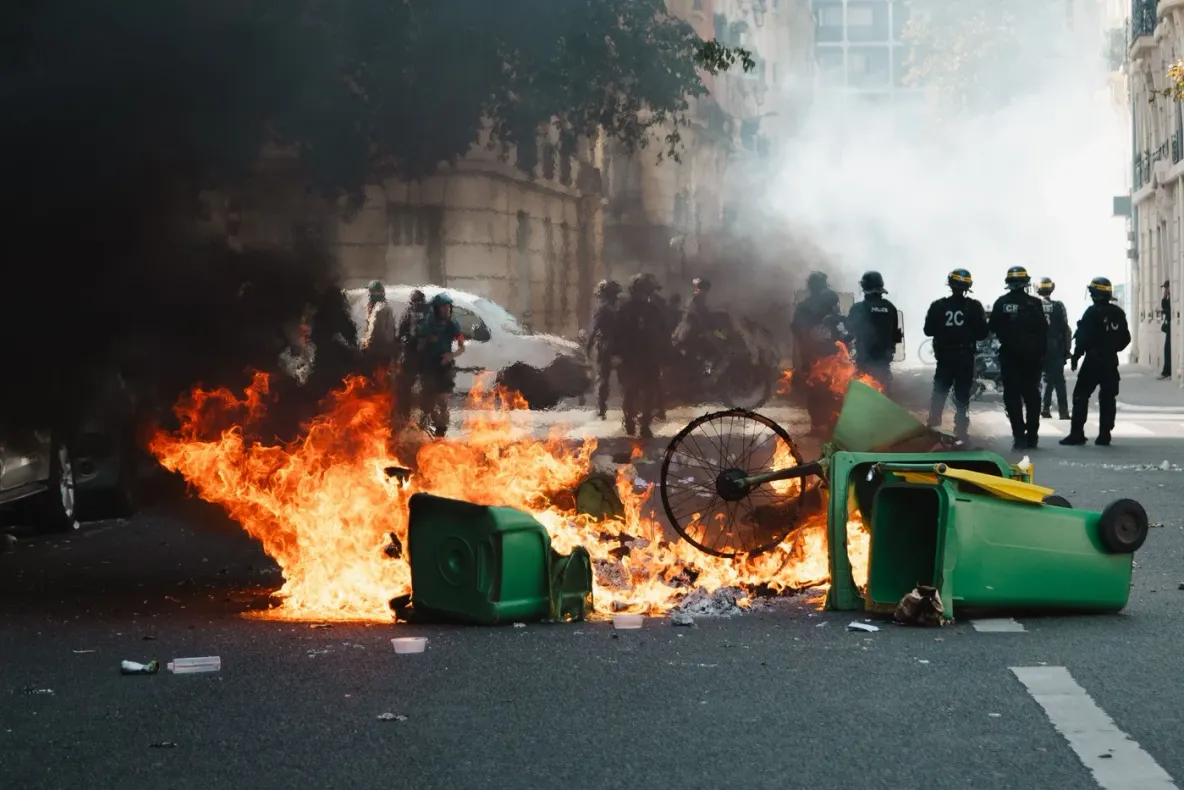 Șeful poliției din Paris spune că protestele elevilor din Franța au scăpat de sub control