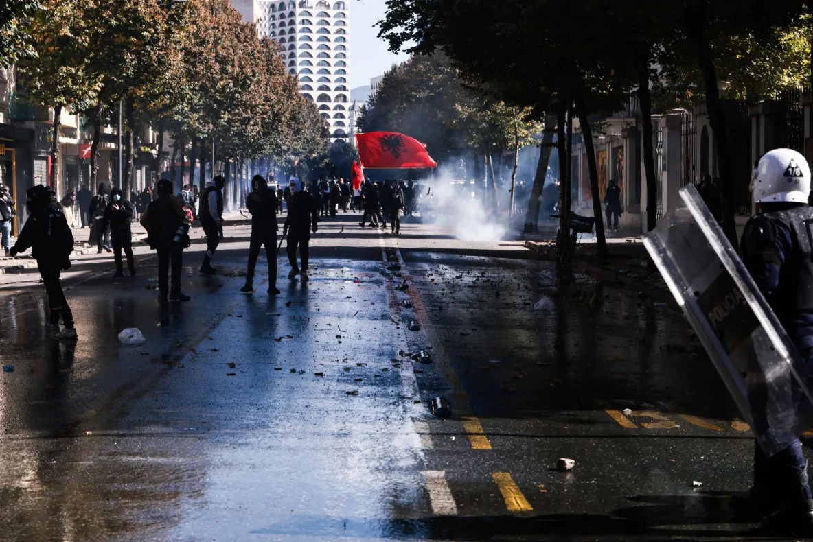 Proteste violente la Tirana, pentru a patra zi. Mii de tineri cer demisia premierului Edi Rama
