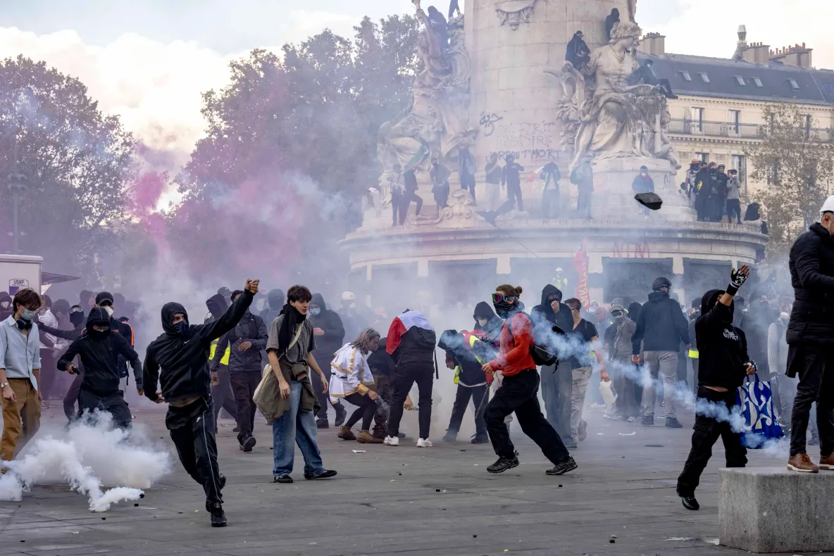Bilanțul protestelor violente în Franța: 1.200 de persoane reținute și 150 de polițiști și jandarmi răniți