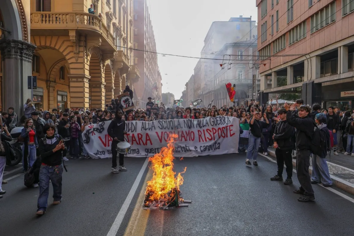 Proteste de amploare în Italia împotriva guvernului Meloni. ”Vrem mai multe săli de clasă, nu mai multe bombe!” -FOTO/VIDEO