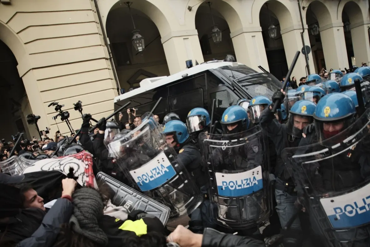 Proteste în marile orașe din Italia: mii de tineri au manifestat împotriva scumpirilor și chiriilor ridicate. Ciocniri cu forțele de ordine