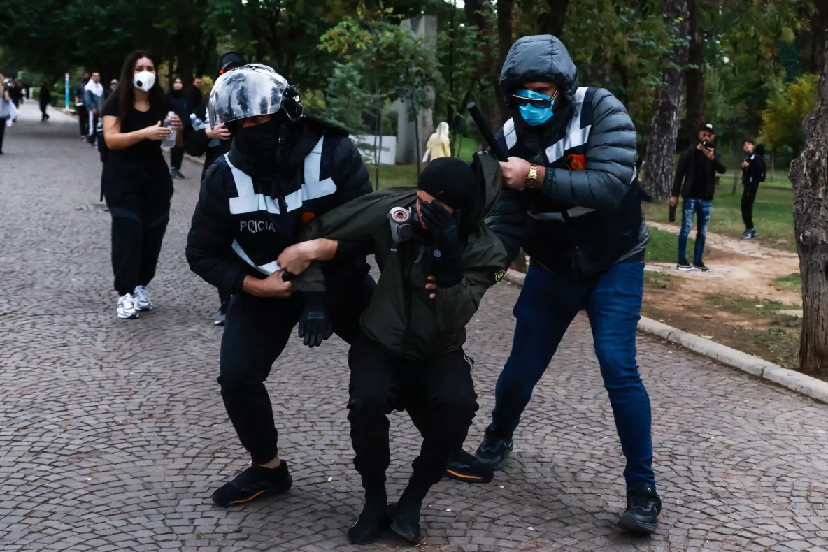 Revolte violente în Albania: premierul Edi Rama, presat să demisioneze