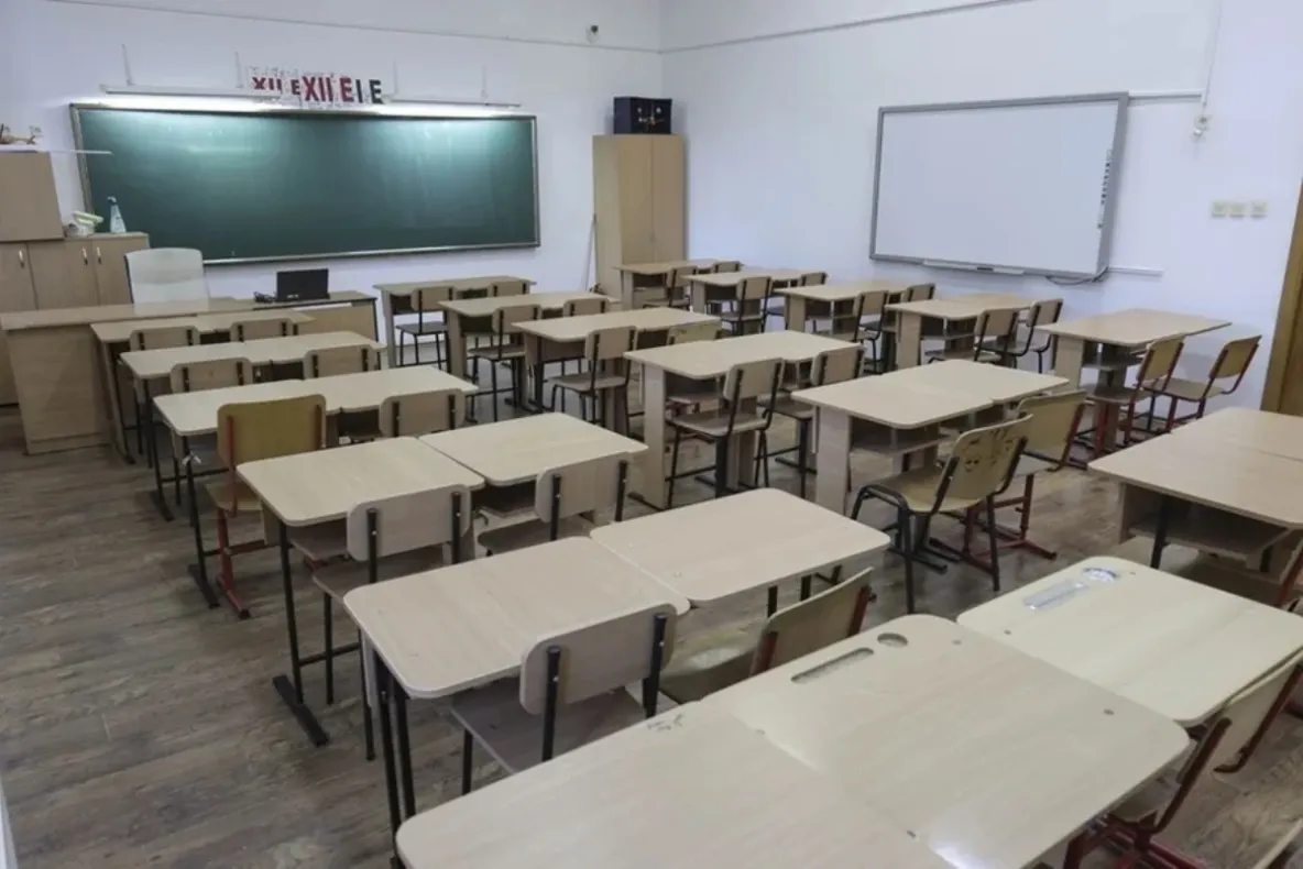 Incident grav într-un liceu din Ploiești. Un elev de 15 ani a pulverizat spray lacrimogen pe hol pentru a-și impresiona colegii