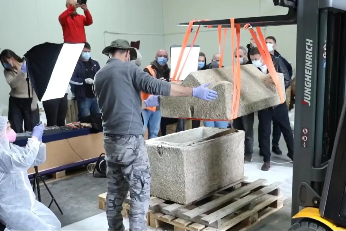 Sarcofagul unui copil roman, deschis la Constanța, după aproape 2.000 de ani - VIDEO