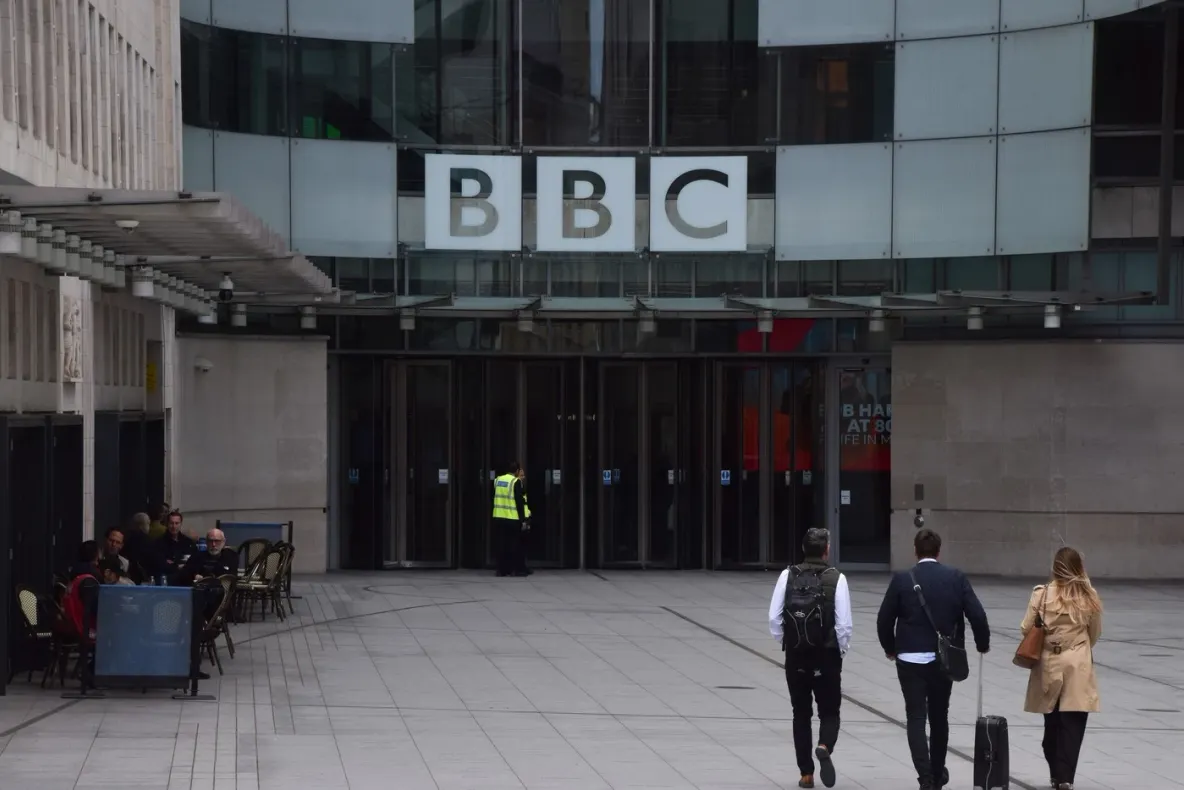 Decizie radicală la BBC: două canale se închid definitiv, iar 100 de oameni vor fi concediați