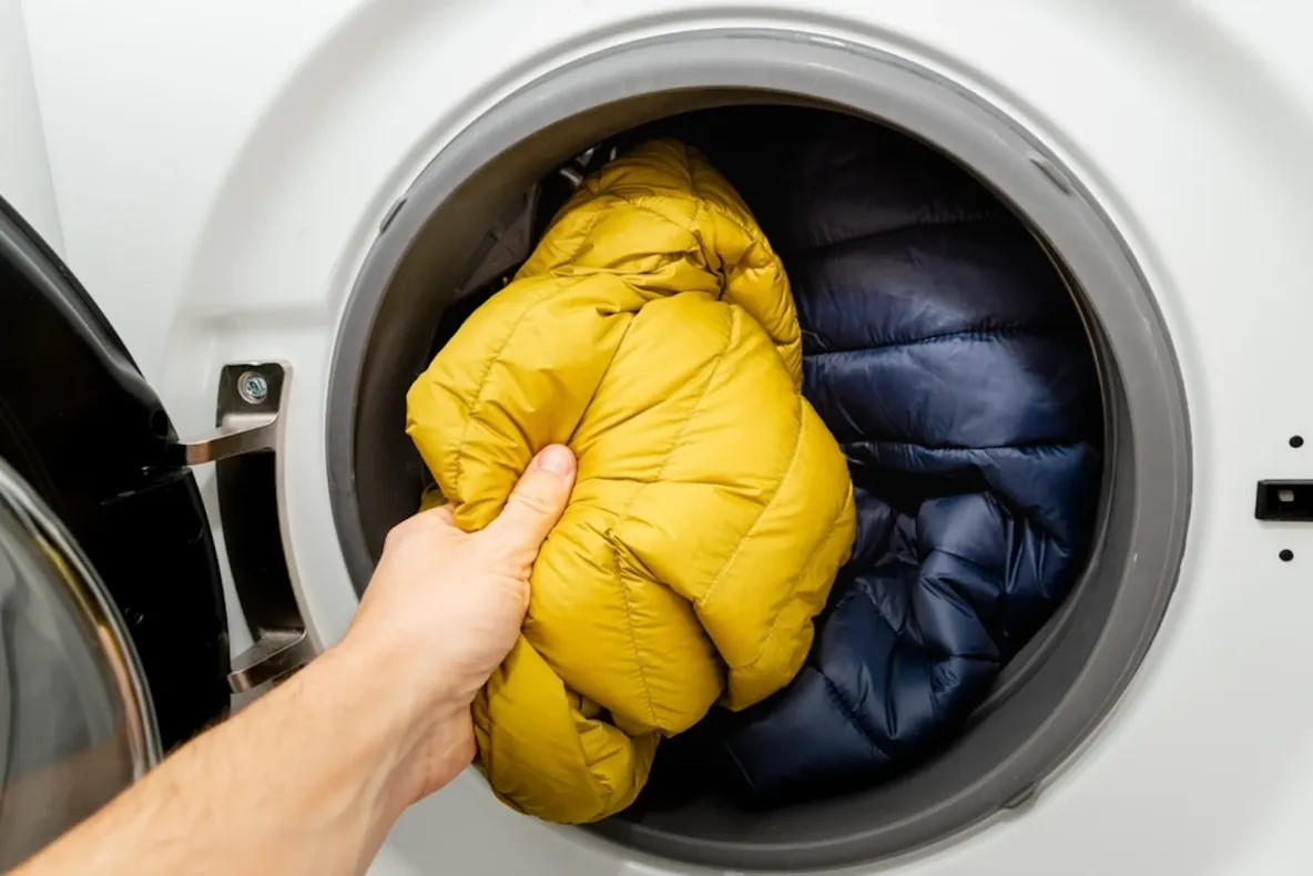 Cum speli și depozitezi corect hainele cu puf: 5 recomandări de care să ții cont