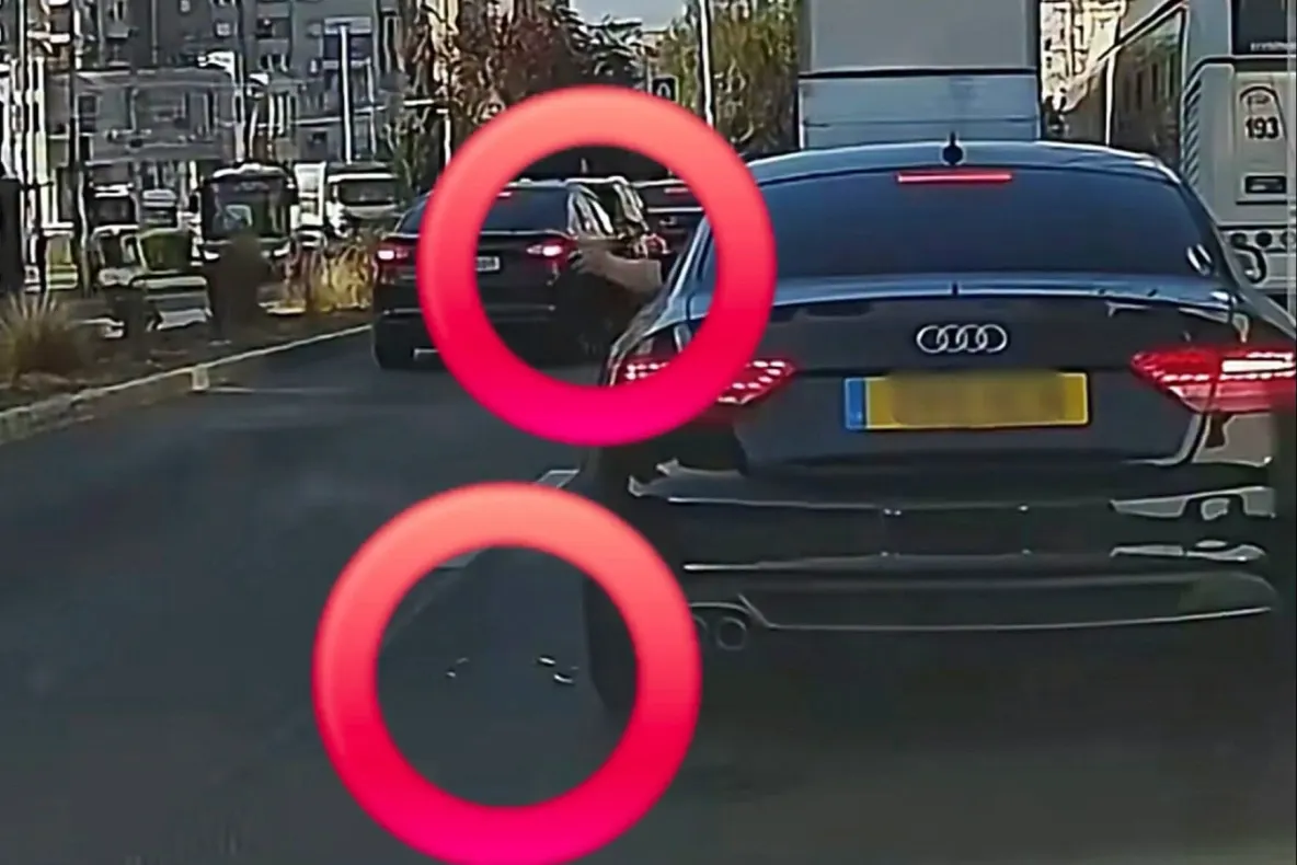 Șofer filmat în timp ce își golea scrumiera pe geam, în trafic. Gestul a stârnit revoltă: „Strada nu e coșul tău de gunoi” - VIDEO