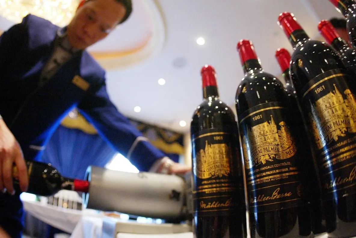 De ce se lasă dopul sticlei de vin pe masă după deschidere? Secretul explicat de somelieri
