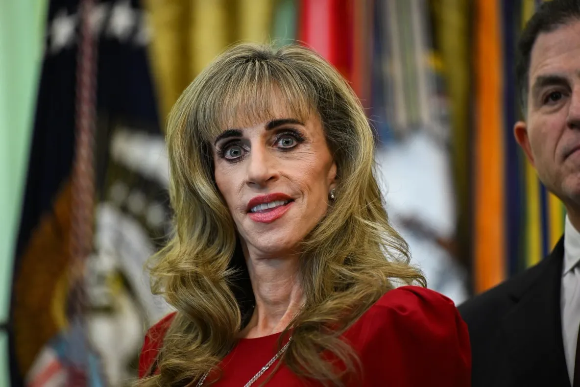 Cel mai discutat subiect în SUA. Soția unui miliardar a apărut lângă Trump, dar internetul a taxat-o dur: „E om?”, „E robot?”, „E extraterestru?”