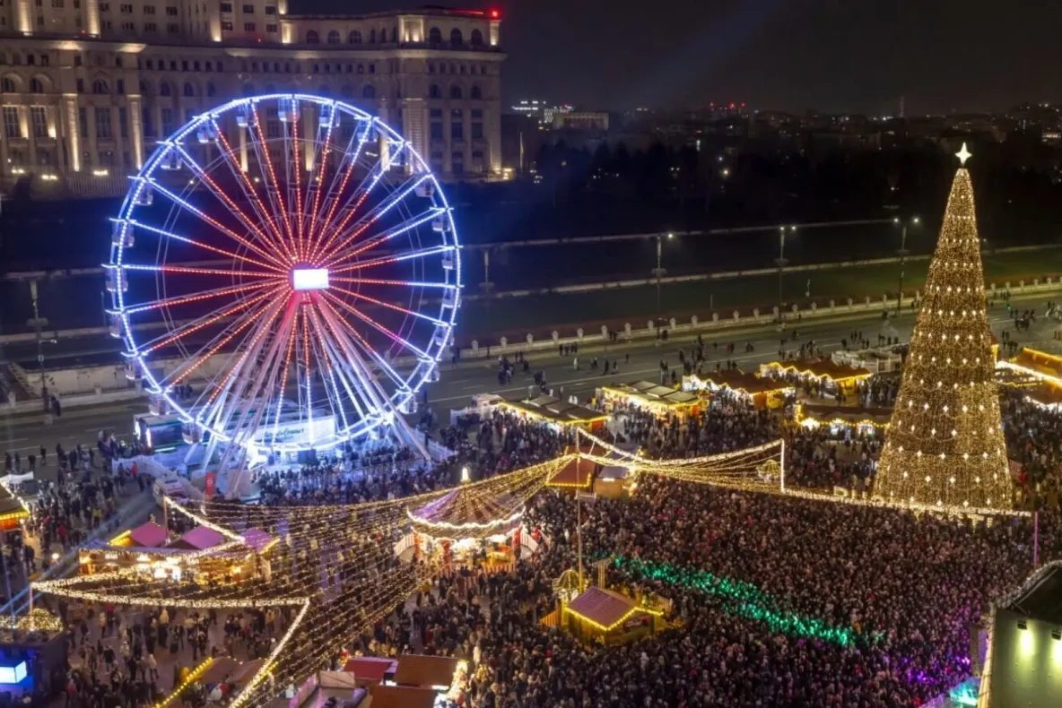 Începe amenajarea Târgului de Crăciun din București. Restricții de circulație în zona Pieței Constituției
