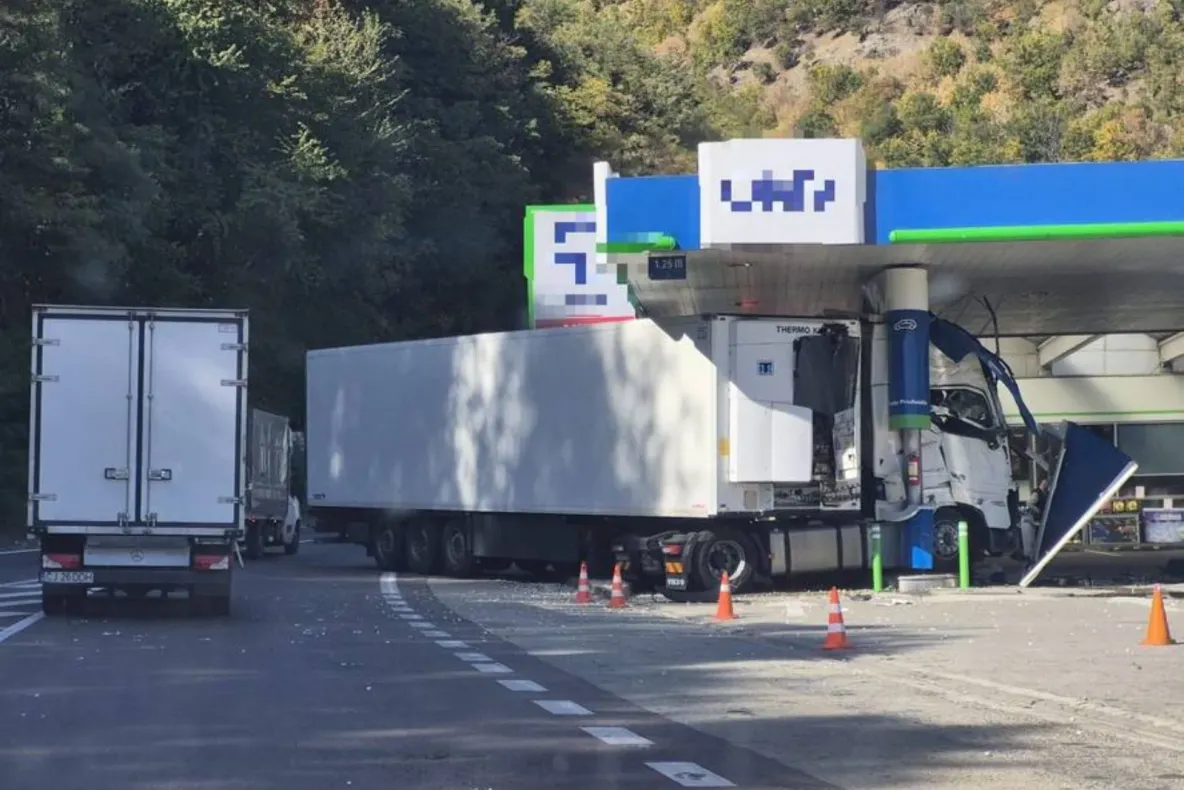 Accident grav într-o benzinărie de pe Valea Oltului. Șoferul unui autocamion, încarcerat în cabină. Trafic blocat pe DN 7