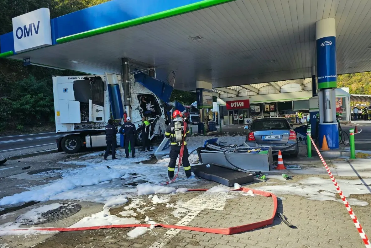 Accident grav într-o benzinărie de pe Valea Oltului. Șoferul unui autocamion, încarcerat în cabină. Trafic blocat pe DN 7